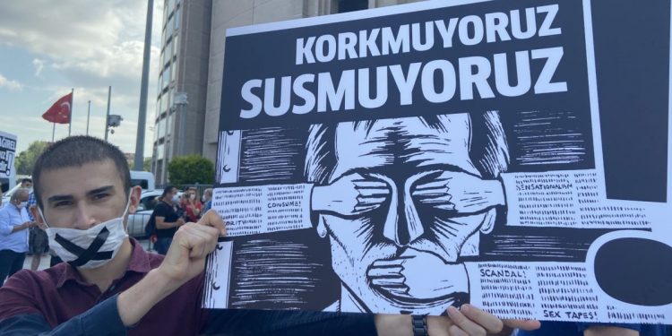 Tutuklu Altı Gazetecinin Yargılanmasına Başlandı