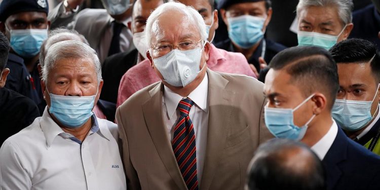 Eski Malezya Başbakanı Necip Rezak zimmetine para geçirmekten suçlu bulundu