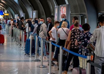 Almanya’da tatilden dönenlere Covid-19 testi zorunluluğu gündemde