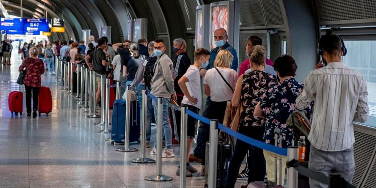 Almanya’da tatilden dönenlere Covid-19 testi zorunluluğu gündemde