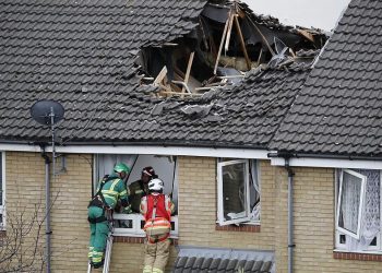 Londra’da inşaatta kullanılan vinç iki evin üzerine düştü: 1 kişi öldü, 4 kişi yaralandı