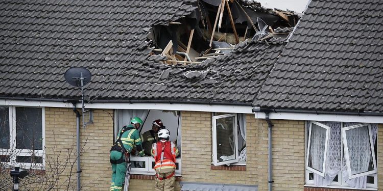 Londra’da inşaatta kullanılan vinç iki evin üzerine düştü: 1 kişi öldü, 4 kişi yaralandı