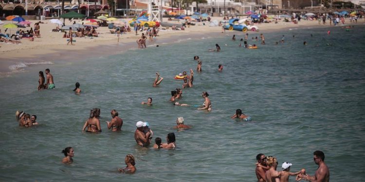 Londra’nın 14 günlük karantina kararı İspanya’da tatil yapan İngilizleri şaşırttı