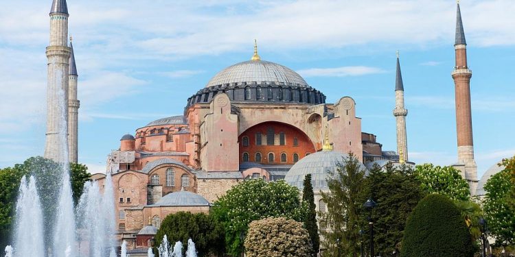 Ayasofya: ‘Kilise, cami, müze’ üçgenindeki 15 asırlık tarih