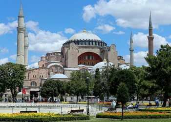 Midilli’deki Valide Camisi’nin onarım çalışmalarının Ayasofya kararı yüzünden durdurulması istendi
