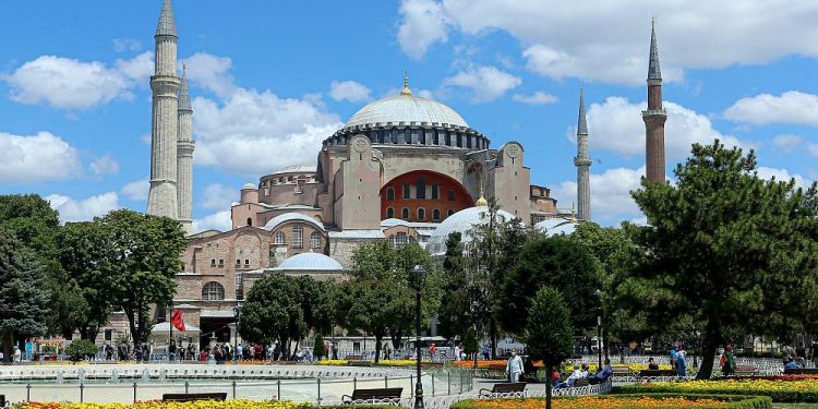 Midilli’deki Valide Camisi’nin onarım çalışmalarının Ayasofya kararı yüzünden durdurulması istendi
