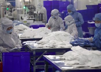 Çin’in yurt dışına ihraç ettiği maskelerin üretiminde Uygurları zorla çalıştırdığı iddia edildi