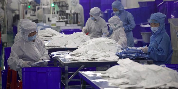 Çin’in yurt dışına ihraç ettiği maskelerin üretiminde Uygurları zorla çalıştırdığı iddia edildi