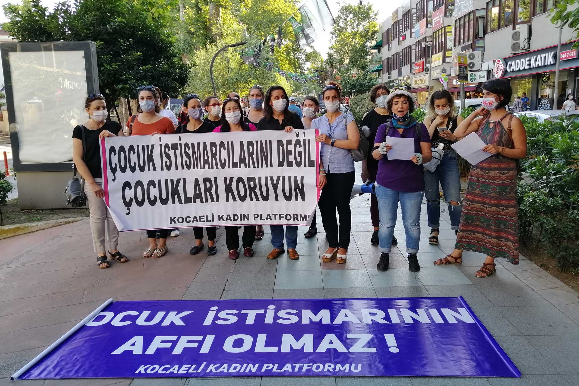 TCK 103 Çocuk Cinsel İstismarına Karşı Kadın Platformunun çağrısıyla İzmit'te yan yana gelen kadınlar, 