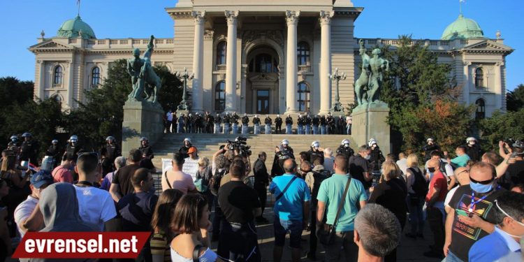 Sırbistan’da neler oluyor?