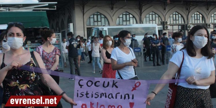 Kadınlar Kadıköy’de haykırdı: Kazanılmış haklarımızdan vazgeçin 