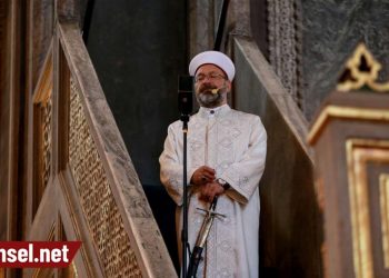 Ali Erbaş Ayasofya’da kılıcı elden bırakmıyor; bayram namazında da kılıçla çıktı