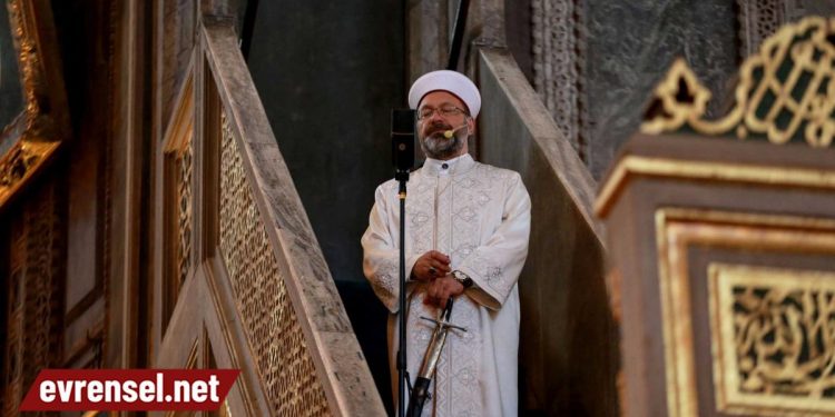 Ali Erbaş Ayasofya’da kılıcı elden bırakmıyor; bayram namazında da kılıçla çıktı