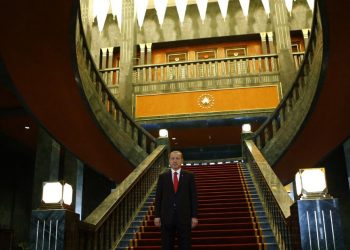 ‘Sırada hilafet var’ diyorlar… ‘Osmanlı Milletler Topluluğu’ da… Böyle düşünenleri uyarıyorum…