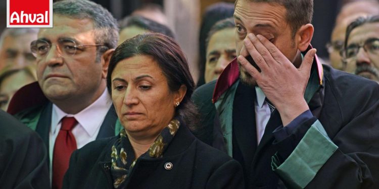 Türkan Elçi hukuk fakültesini bitirdi: Diplomamda acılı bir zamanın alın teri var