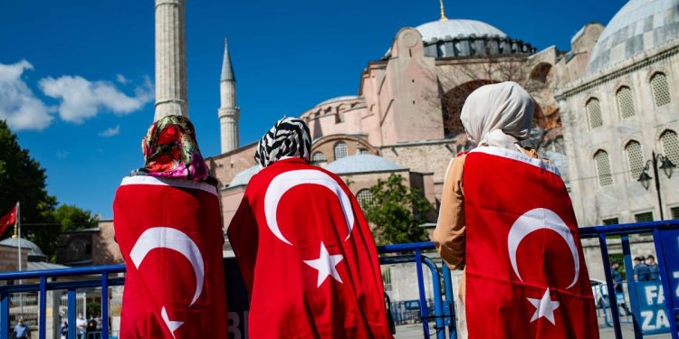 Ayasofya’nın camiye dönüştürülmesi: ‘Hilal’in Haç’a Zaferi… Bu tartışma burada bitmeyecek’