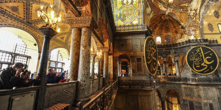 Kapatılan Şehir Üniversitesi’nin öğretim görevlisi, Ayasofya imamı oldu