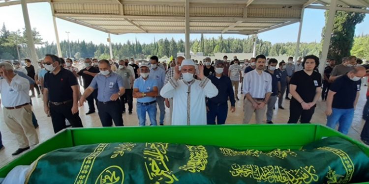 KHK’lı Haluk Savaş’ın cenazesini KHK’lı imam kıldırdı.
