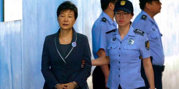 ‘Diktatörün kızı’ lakaplı eski cumhurbaşkanına rüşvet ve yolsuzluktan 20 yıl hapis