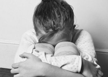 İki kez hamile bırakılan öğrencisi için adalet arayan öğretmen görevden uzaklaştırıldı