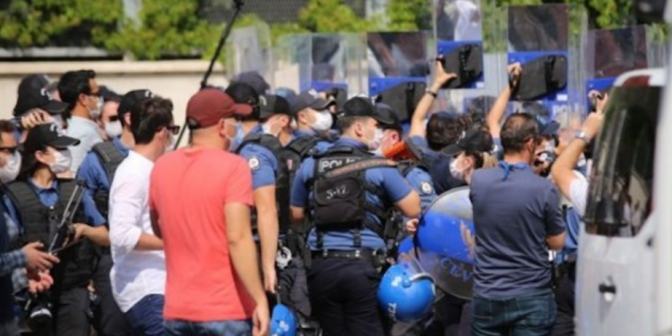 Veli Saçılık Ulucanlar Cezaevi önünde zorla gözaltına alındı