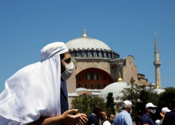 İlahiyatçı İhsan Eliaçık: İslam bayrağı altında İslamı katlediyorlar