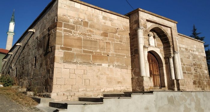 Köy muhtarı 700 yıllık kervansarayda ‘korsan’ restorasyon yaptırdı
