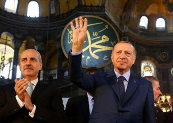Kılıçla hutbe, Atatürk’e lanet… Devrim is loading!