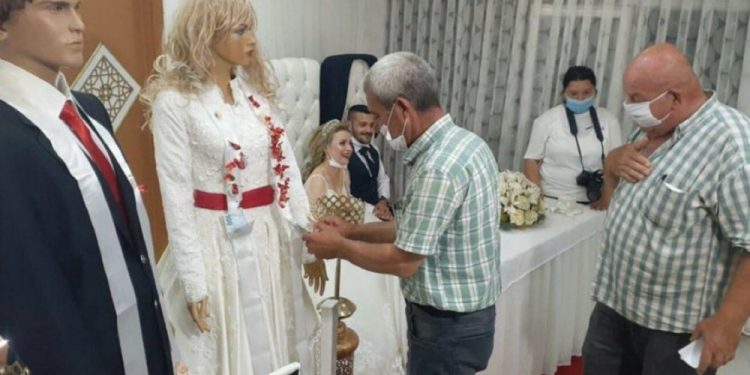 Bu görüntüler ilk! Düğünde takıları mankenlere taktılar