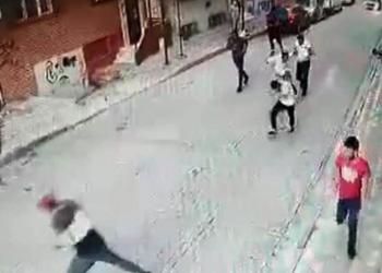 Oğlunun bıçaklandığını gören anne, balkondan saldırganlara ateş açtı