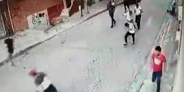 Oğlunun bıçaklandığını gören anne, balkondan saldırganlara ateş açtı