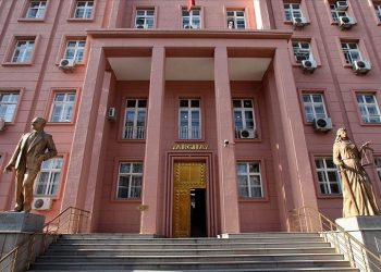 Yargıtay ‘Babacan tavır’ dedi, cinsel saldırı kararını bozdu