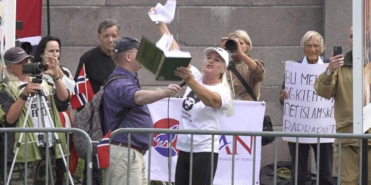 Norveç’te İslam karşıtı bir grup parlamento binası önünde Kur’an-ı Kerim’in sayfalarını yırttı
