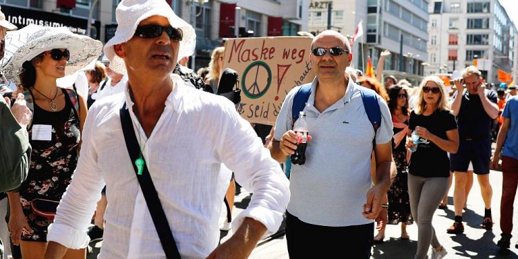 Maske takmaya karşı çıkanlar kim, gerekçeleri ne?