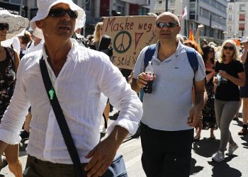 Almanya’da 15 bin kişiden ‘maske takmayın’ protestosu: Bizi rahat bırakın!