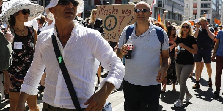 Almanya’da 15 bin kişiden ‘maske takmayın’ protestosu: Bizi rahat bırakın!