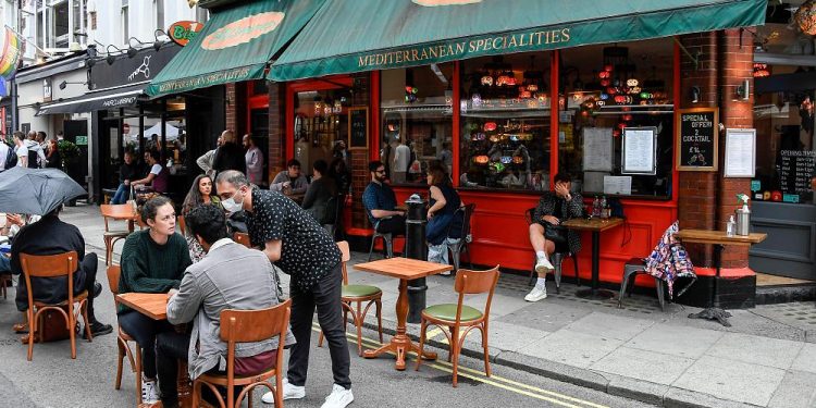 İngiliz hükümeti bir ay boyunca restoran faturalarının yarısını ödeyecek