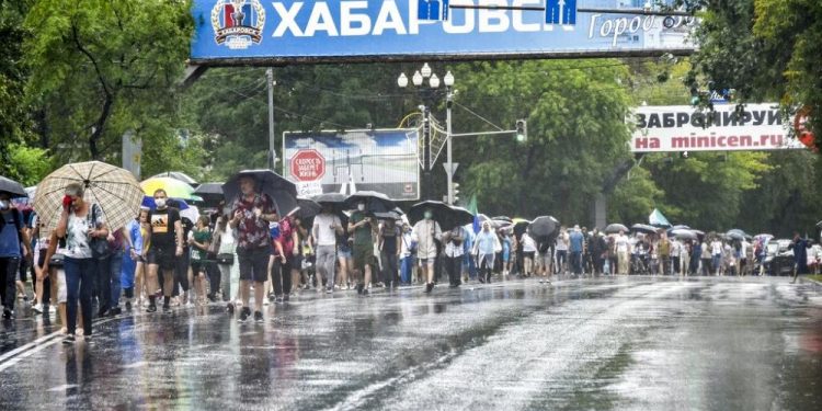 Rusya’da tutuklanan muhalif valiye destek için Putin karşıtları yine sokağa indi