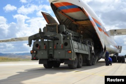 Rusya’dan alınan S-400 füze savunma sisteminin ilk parçaları Ankara’ya inen Rus uçağından indiriliyor, 12 Temmuz 2019.