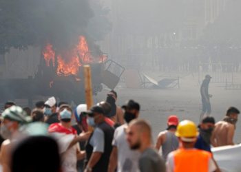 Beyrut’taki patlamadan siyasileri sorumlu tutan halk sokaklarda…