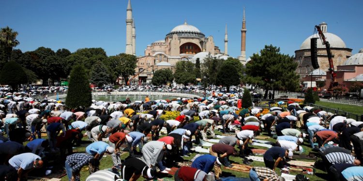 “Türkiye Savaşların Tahrip Ettiği Ülkeleri Fırsat Olarak Görüyor” 