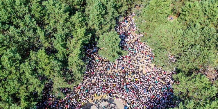 Muhalifler tutuklanınca tek umut oldu: 37 yaşındaki kadın öğretmen için binlerce kişi toplandı