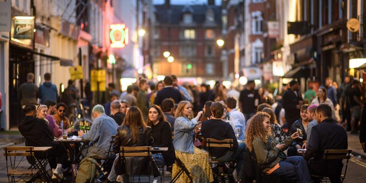 İngiltere’de lokantalarda hesabın yarısını devlet ödeyecek