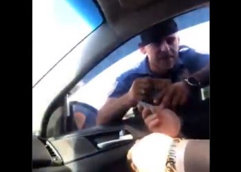 Oturum izni olmayan şahıstan rüşvet alan polis anbean görüntülendi