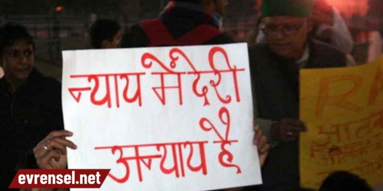 Hindistan’da 19 yaşındaki kadın toplu tecavüz sonrası yaşamını yitirdi