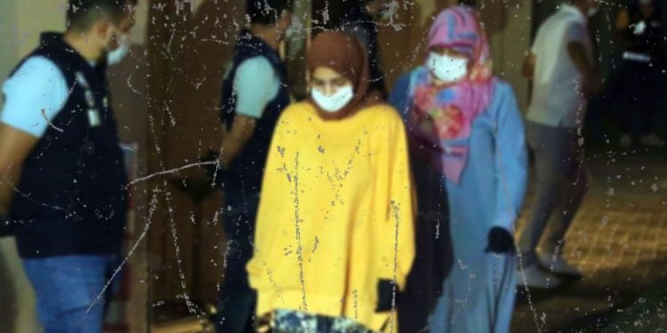 Külotunu indirip otur-kalk yaptırdılar!