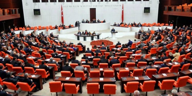 Aklını kaybettikçe iktidara daha çok hizmet eden muhalefet