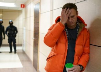 “Navalny oteldeki su şişesine konulan kimyasalla zehirlendi”