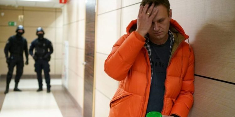 “Navalny oteldeki su şişesine konulan kimyasalla zehirlendi”