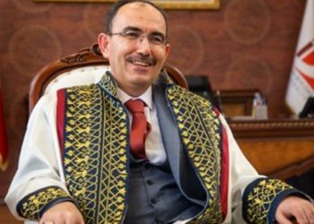 Rektörlük koltuğuna oturdu, ilk icraatı lüks araç kiralamak oldu